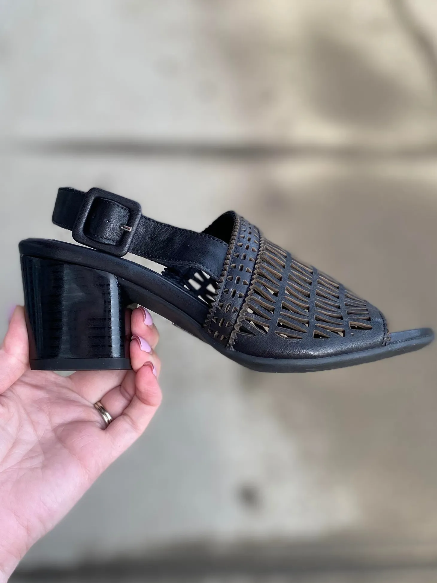 Bueno - Cali - Black