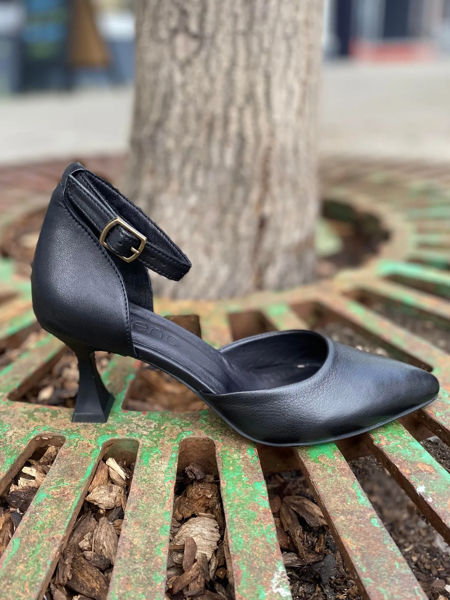 Bueno - Wells - Black