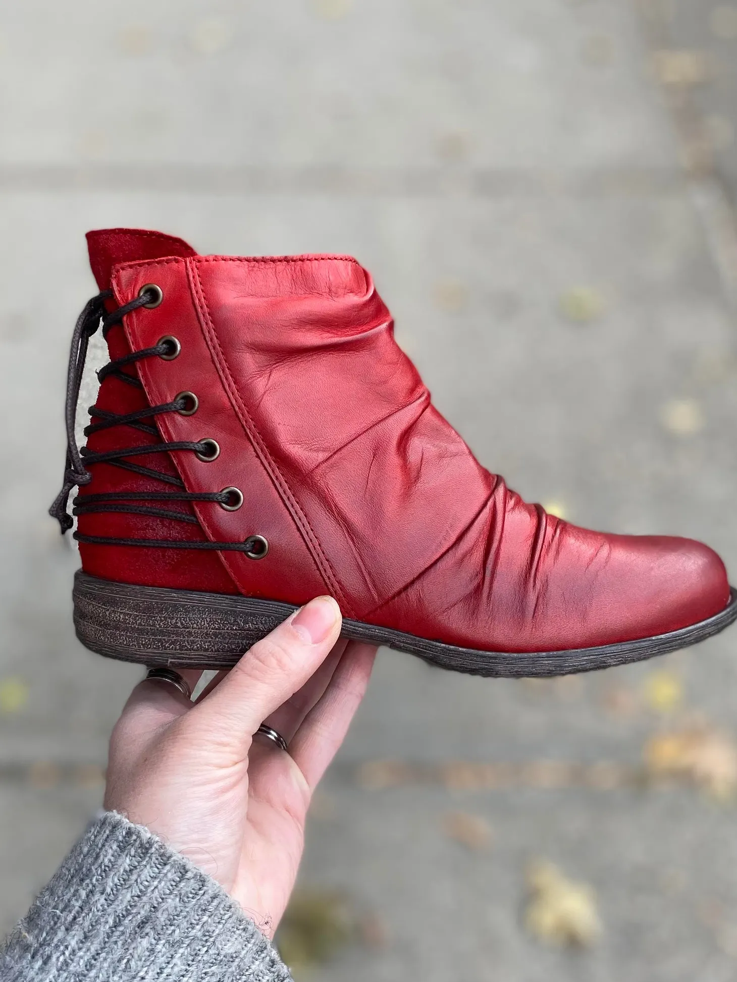Miz Mooz - Libretto - Red