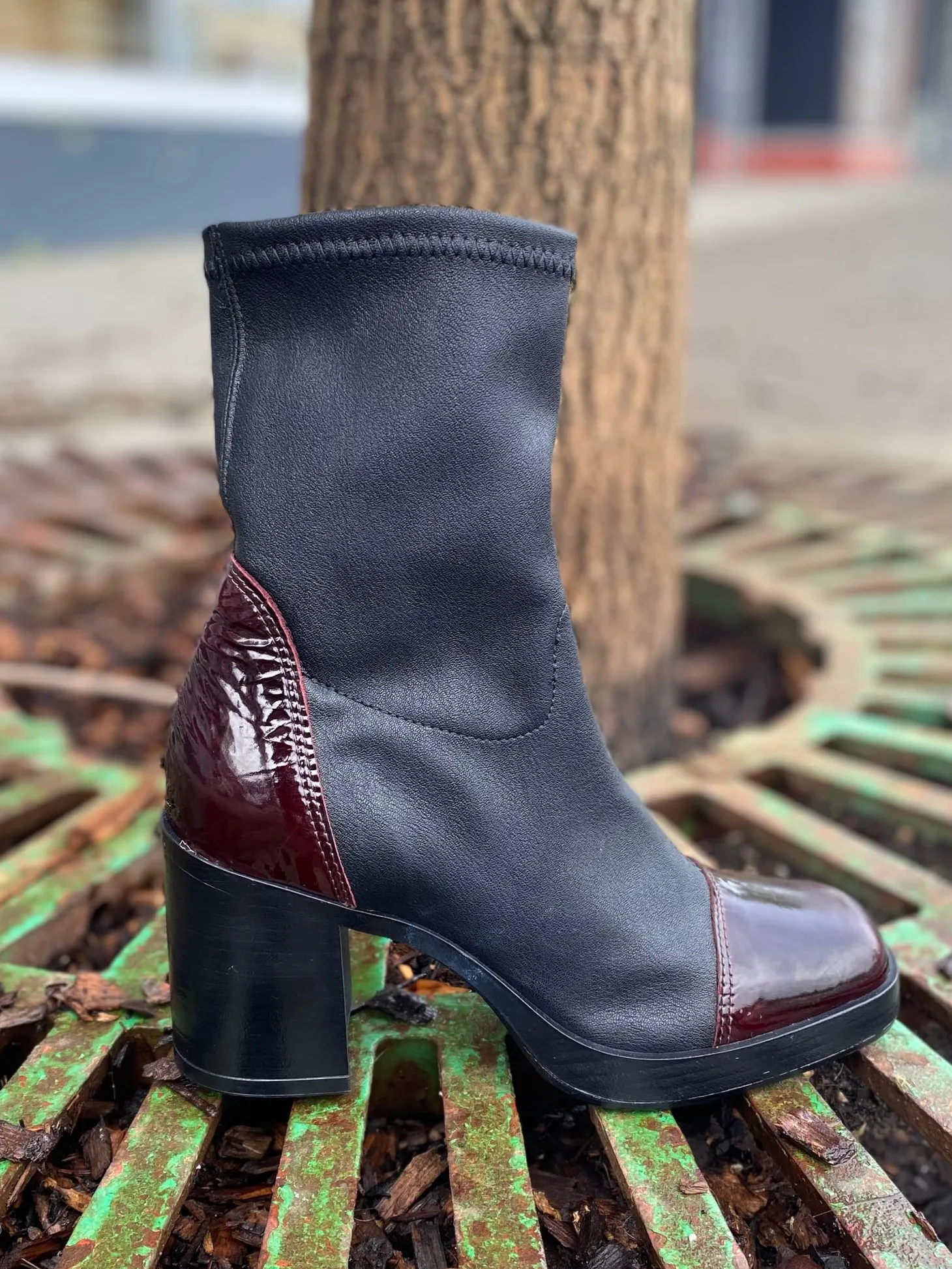 MJUS - P96207 - Black With Bordeaux